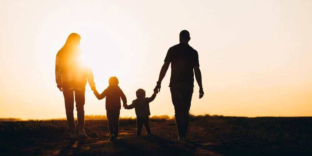 Foto de una pareja con hijos ayudados por un abogado de derecho de familia del condado de Cherokee.